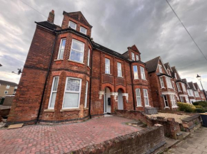 Central Bedford FREE Parking & Private Garden& Conservatory Perfect for large group of people